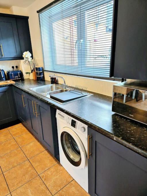 Home From Home 3 Bed,2 Bath House With Garden&Parking Near Centre&Tram Stop Sheffield Eksteriør billede
